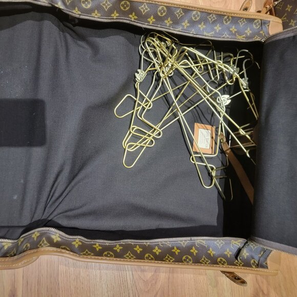 Louis Vuitton - Picture 2 of 11
